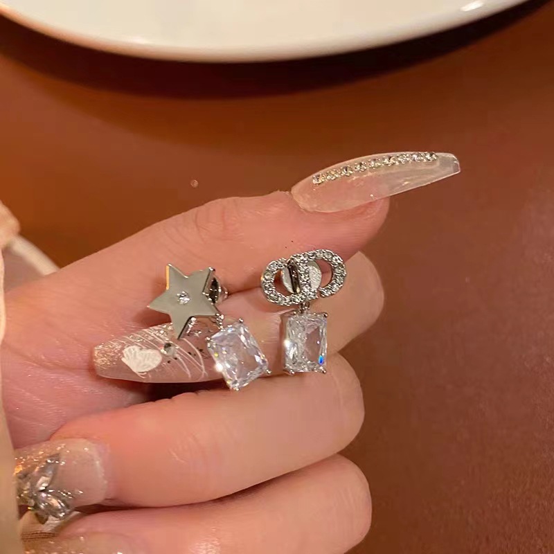 Asymmetrical letter star zircon earrings, versatile and feminine, with a niche design sense. The stud earrings exude a light luxury and high-end feel Application Scenario