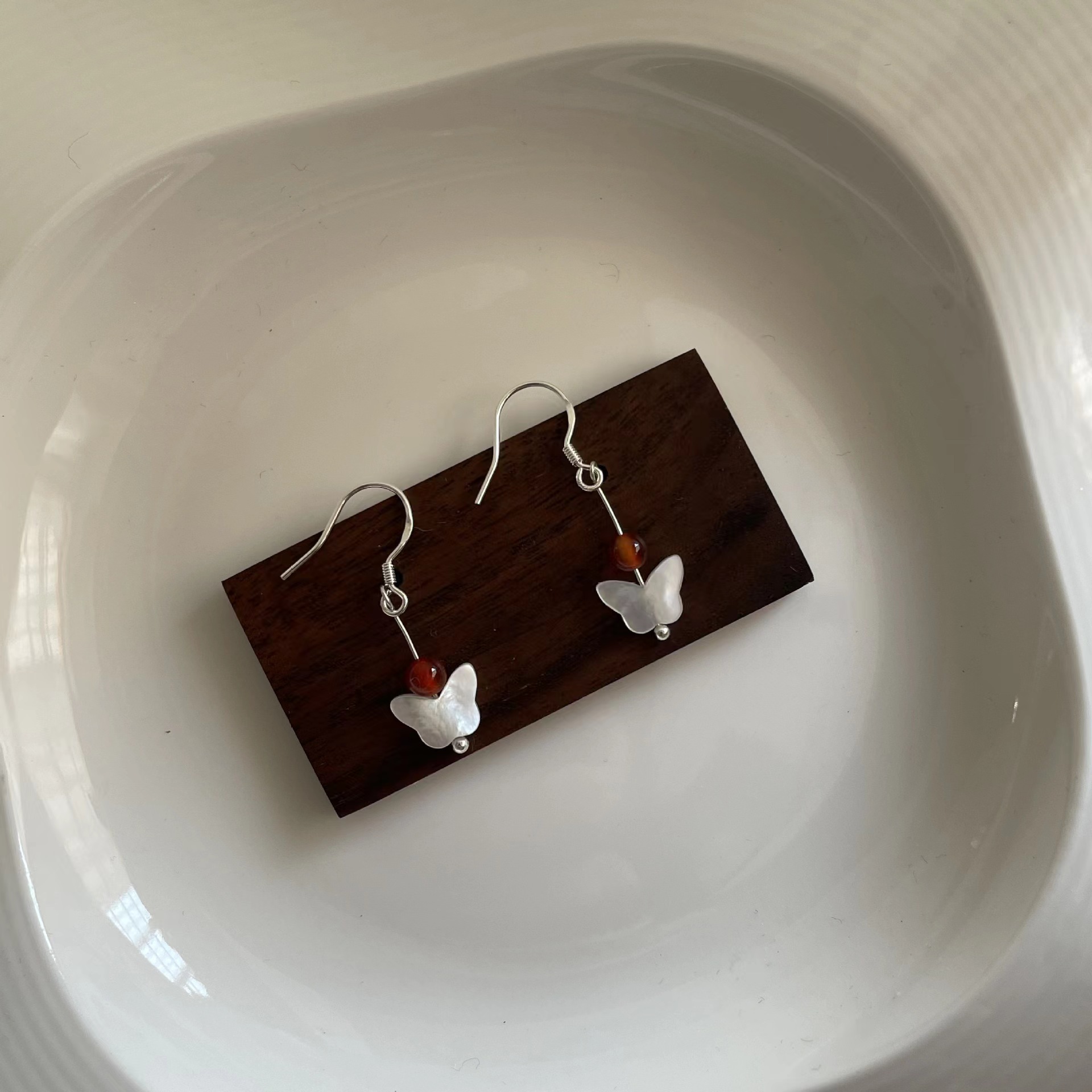 Artistic and retro butterfly red agate earrings, a new 2024 trendy, simple, versatile and elegant small ear accessory Application Scenario