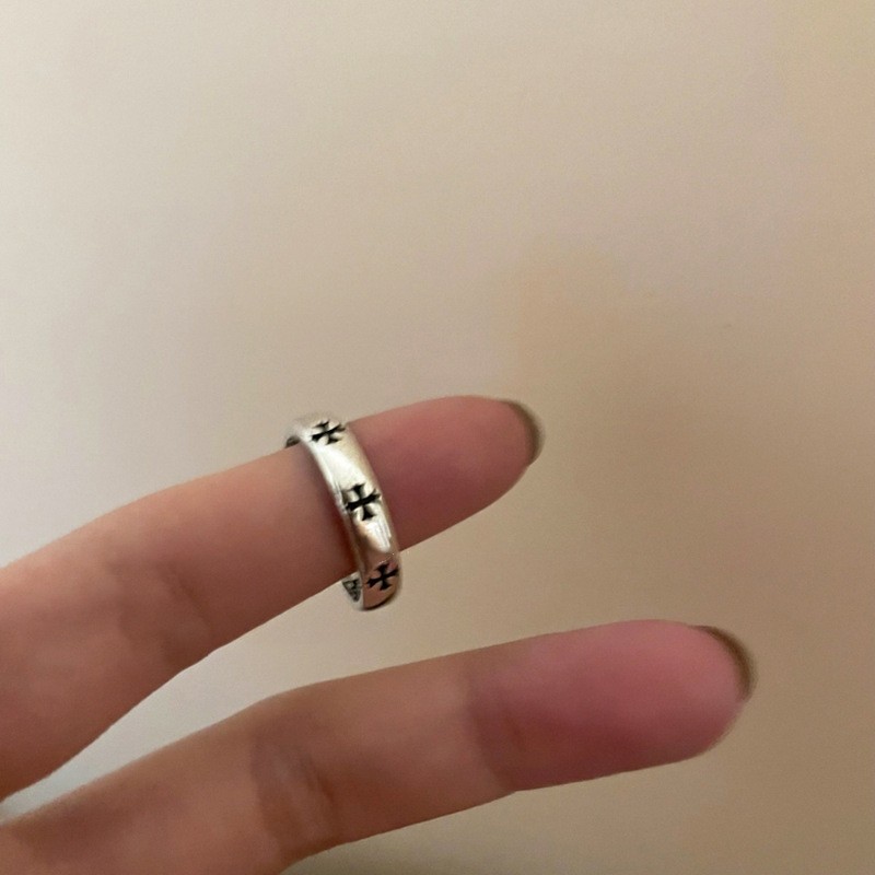 Dark style retro distressed cross open ring for women's Instagram niche design, high-end and fashionable ring accessory Application Scenario
