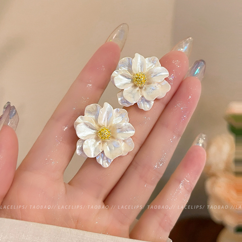 Early spring camellia stud earrings for women, light luxury, versatile and high-end niche earrings, 2025 new retro trendy earrings Application Scenario
