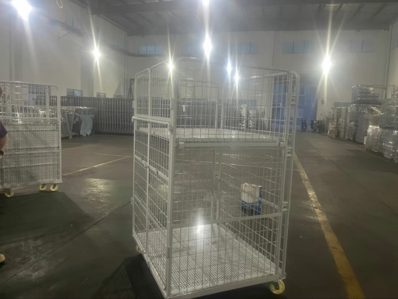 1100 Four-sided encrypted top-mounted logistics vehicle, mobile logistics trolley manufacturer wholesale supply of small door logistics vehicles full figure