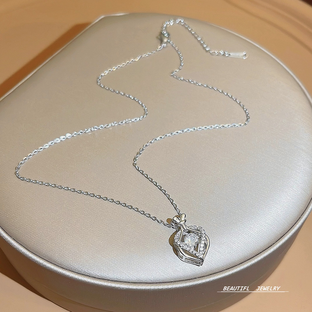 The Japanese and Korean heart-to-heart necklace, titanium steel neckchain, super glittering zirconium heart-shaped pendant, Internet celebrity accessory, personalized collarbone chain for women details Picture