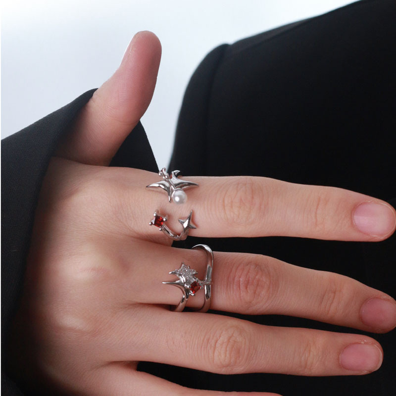 The trendy, light luxury and niche design of the red zircon starlight open ring exudes a sense of sophistication for women and a sweet, cool and spicy personality ring Specification drawing