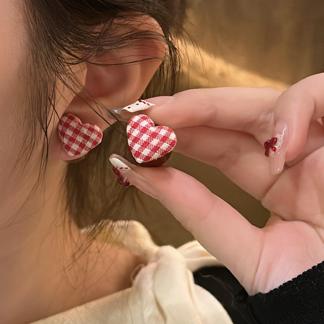 The new autumn and winter Ankela red checkered heart-shaped fabric earrings, with two pairs of earrings in front and back, exude a light luxury and high-end feel. The stud earrings are perfect for women full figure