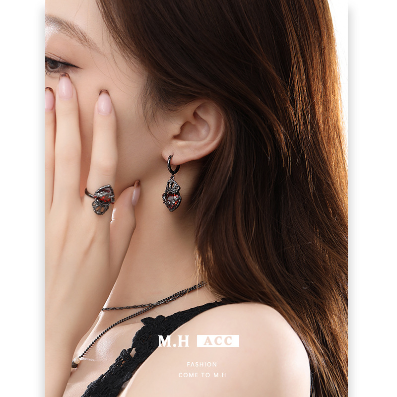 Original crown heart-shaped earrings 925, high-end feel, ins dark Gothic style, niche earrings, stylish and hot girl earrings trend details Picture