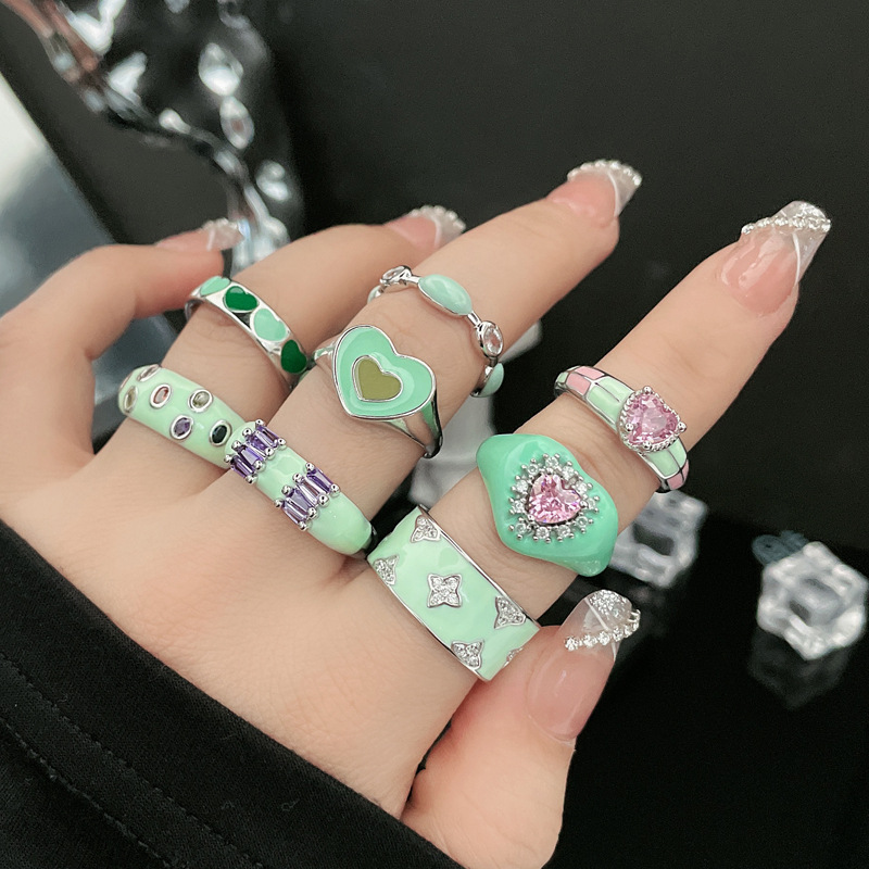 This French niche design exudes a sense of sophistication and freshness. The green enamel individual open ring is fashionable, unique and versatile. It's a perfect ring for women Application Scenario