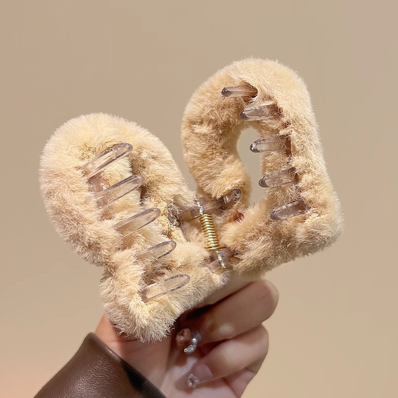 Maillard plush heart-shaped hairpin for women, half-tied hair clip at the back of the head, simple hairpin, medium-sized shark clip headwear Application Scenario