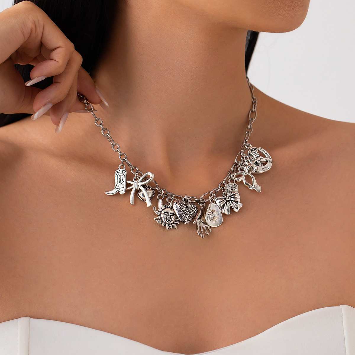 European and American cross-border jewelry hip-hop style diamond-encrusted cross pendant collarbone chain, personalized and versatile heart alloy necklace details Picture