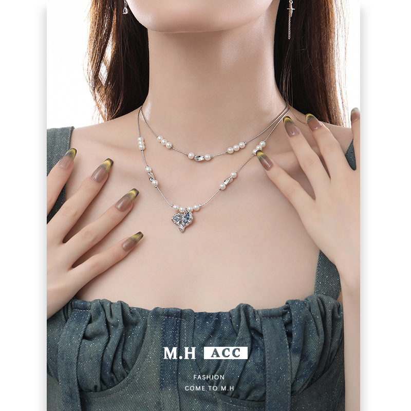 Double-layered pearl necklace with a unique design sense, blue and white gradient crushed ice heart-shaped pendant, light luxury and high-end collarbone chain details Picture
