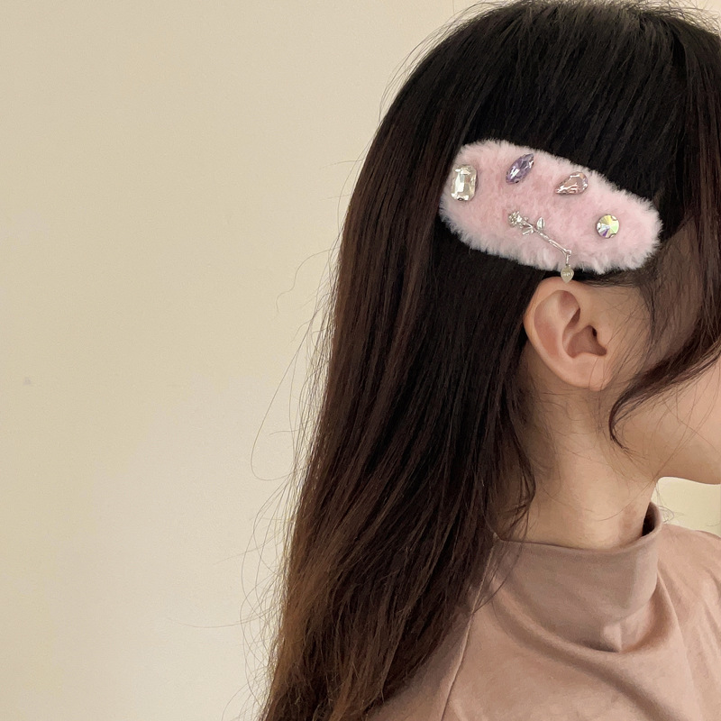 Gemstone rose plush hair clips, high-end women's hair accessories, spring and summer water diamond hair clips, furry edge clips, high-end and elegant bb clips Application Scenario