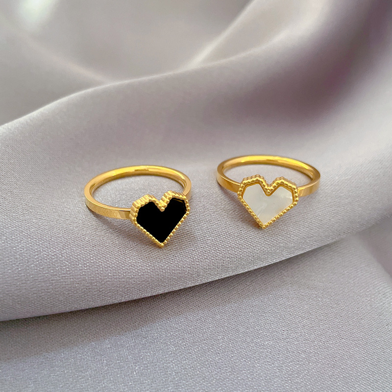 【 Non-Fading 】 Minimalist heart-shaped titanium steel cold style dance ring for men and women, trendy and simple food rings on Instagram Application Scenario