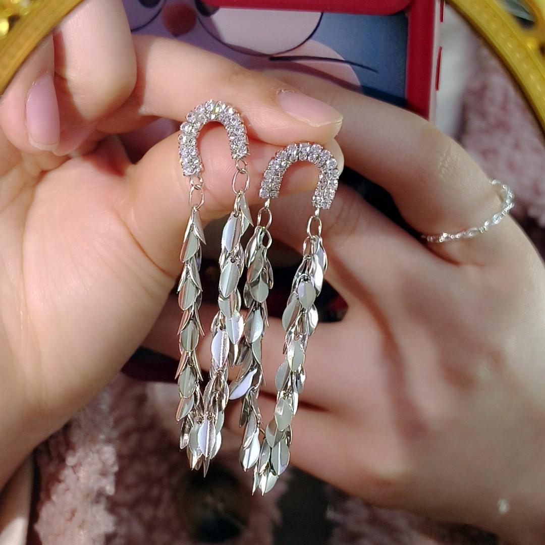Cross-border European and American style metallic texture leaf tassel geometric zircon stud earrings, ins trendy and high-end earrings and pendants Application Scenario