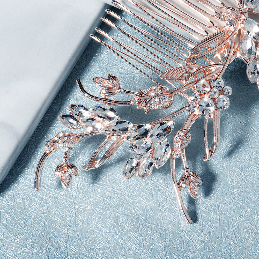 New accessories: A luxurious alloy diamond-encrusted hair comb with a high-end touch, a bride's embroidered flower dress, and hair accessories Application Scenario
