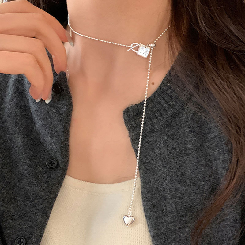 A niche design sense heart-shaped lock pull-out necklace for women, simple and fashionable, versatile neck chain and sweater chain Item Picture