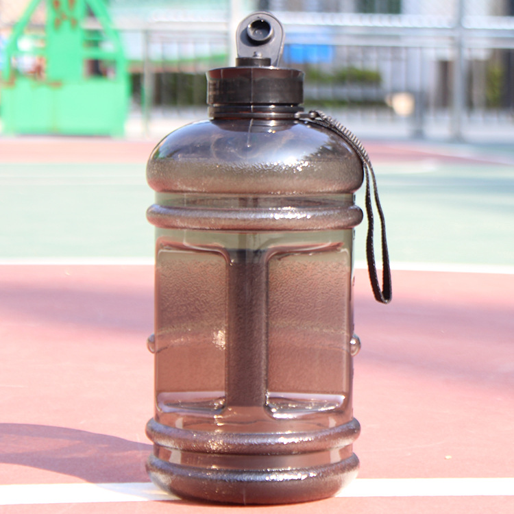 New large-capacity 2.2L plastic water bottle, black outdoor sports portable fitness water bottle with flip lid, portable full figure