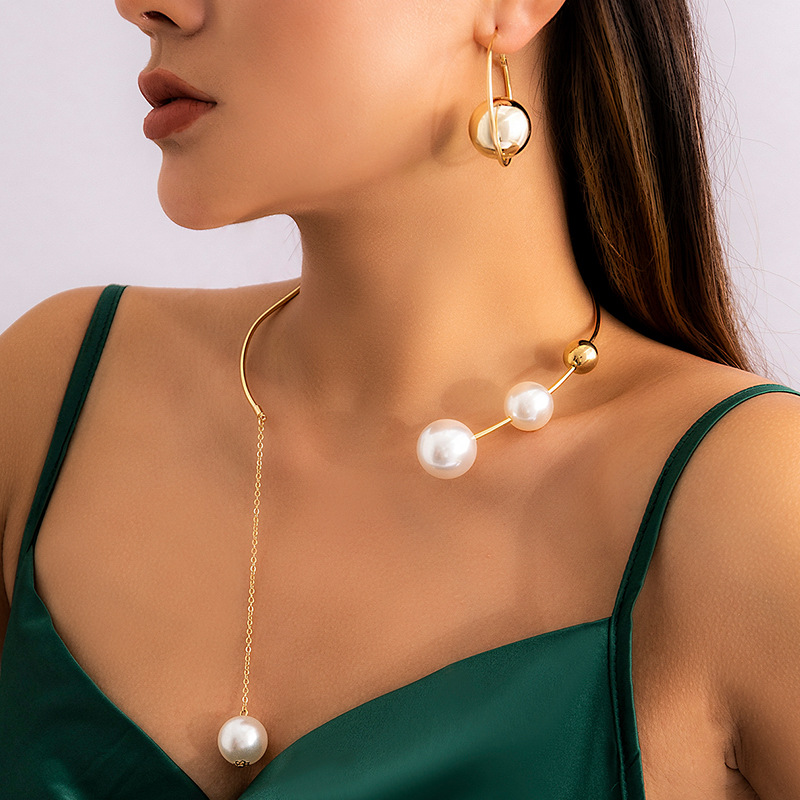 Simple geometric shape, unique round bead collarbone chain, niche design, open collar, European and American cold style imitation pearl necklace full figure