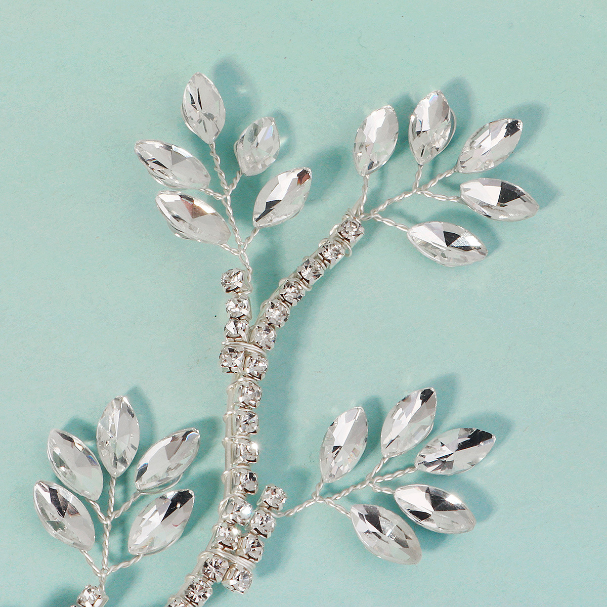 New water diamond leaf and branch hair band, European and American bride's updo headwear, claw chain-shaped hair piece, leaf side hair accessory Application Scenario