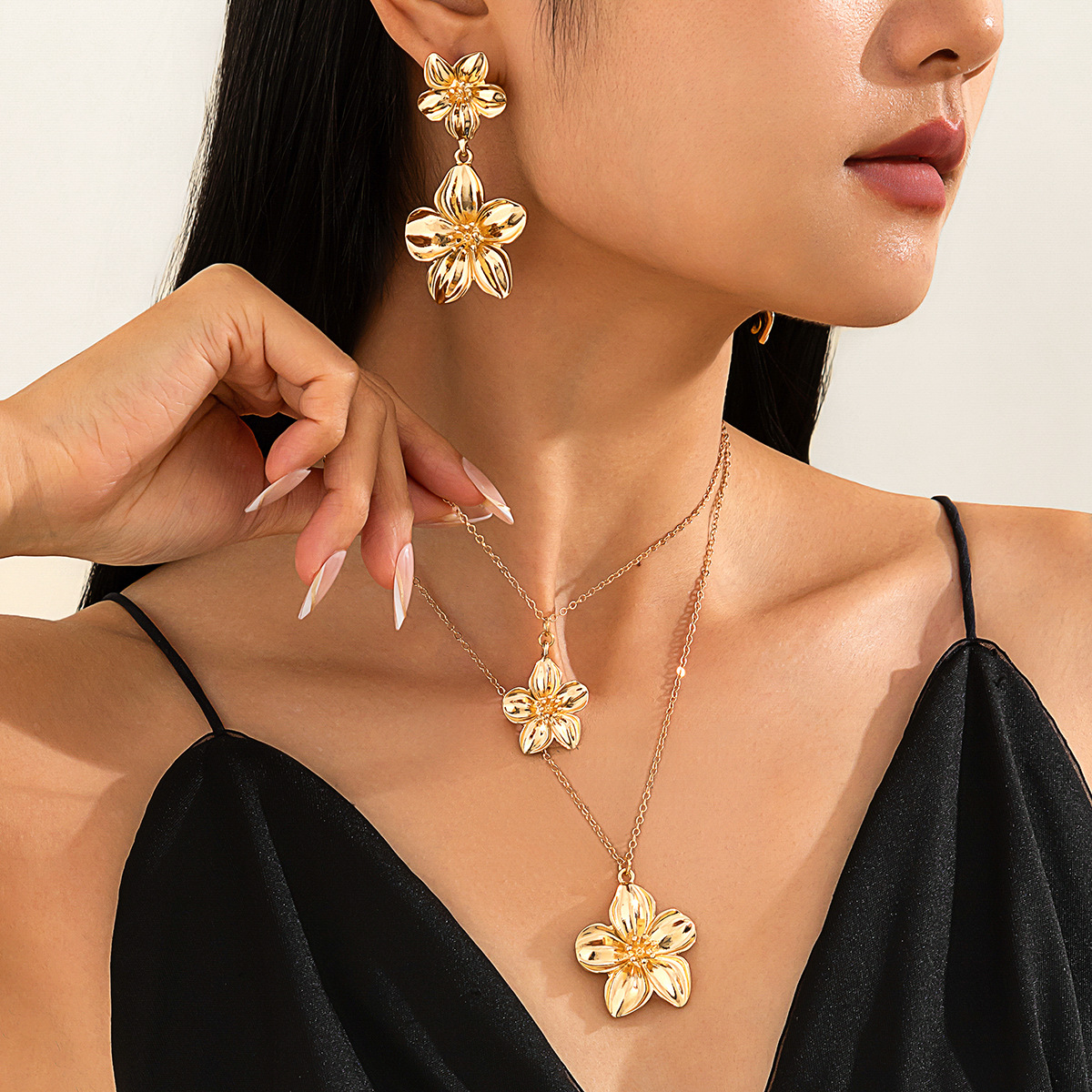 European and American cross-border jewelry design sense striped flower pendant necklace French double-layer alloy collarbone chain set full figure