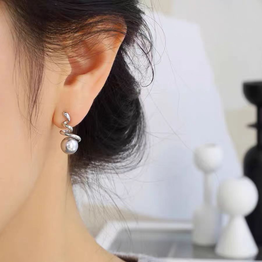 Fashionable and exquisite chanel-style pearl stud earrings with a spiral design exude a sense of high-end quality. Light luxury and niche style, versatile earrings Specification drawing