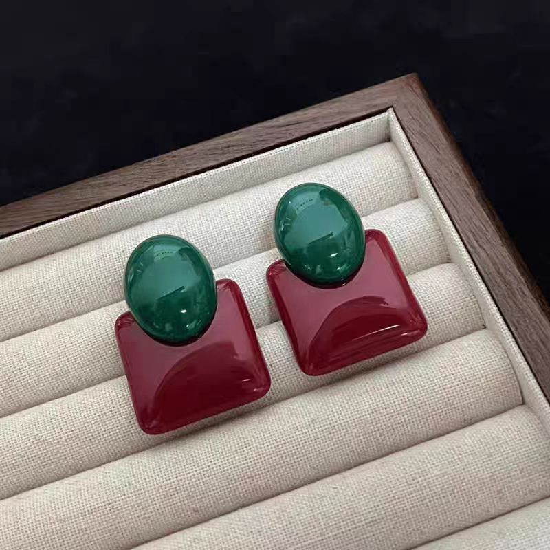 Square earrings, women's geometric high-end earrings, red to whiten, elegant, fashionable, unique and versatile earrings, new style Application Scenario