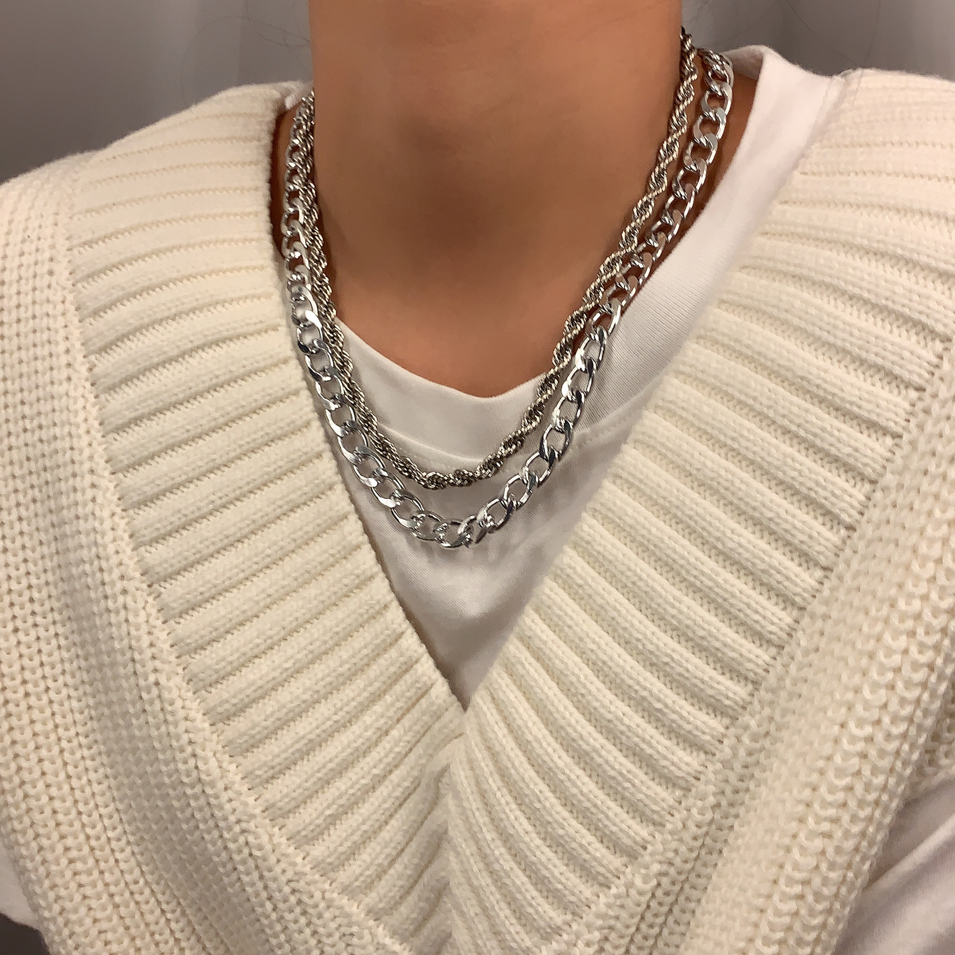 European and American cross-border fashion and creative accessories, personalized street style, metal chain collarbone neck chain, retro and simple necklace details Picture
