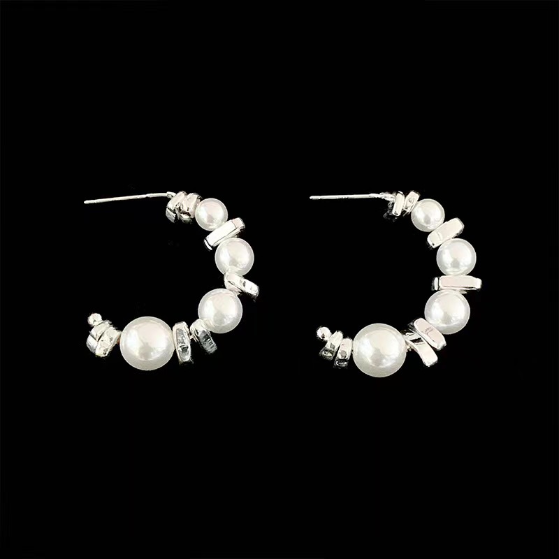 Korean light luxury pearl silver ear rings, C-shaped ear studs, feminine charm, versatile, fashionable and niche design, high-end earrings Application Scenario