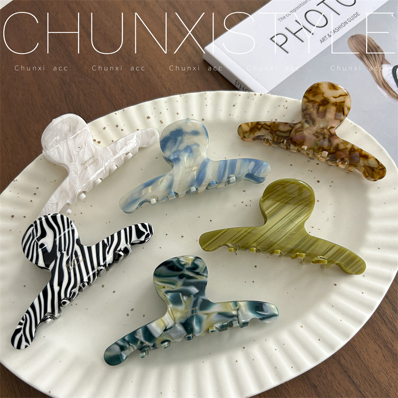 Korean irregular pattern hair clips, acetic acid high-end feel, gold label, small hair volume at the back of the head, shark hair clip accessory Application Scenario