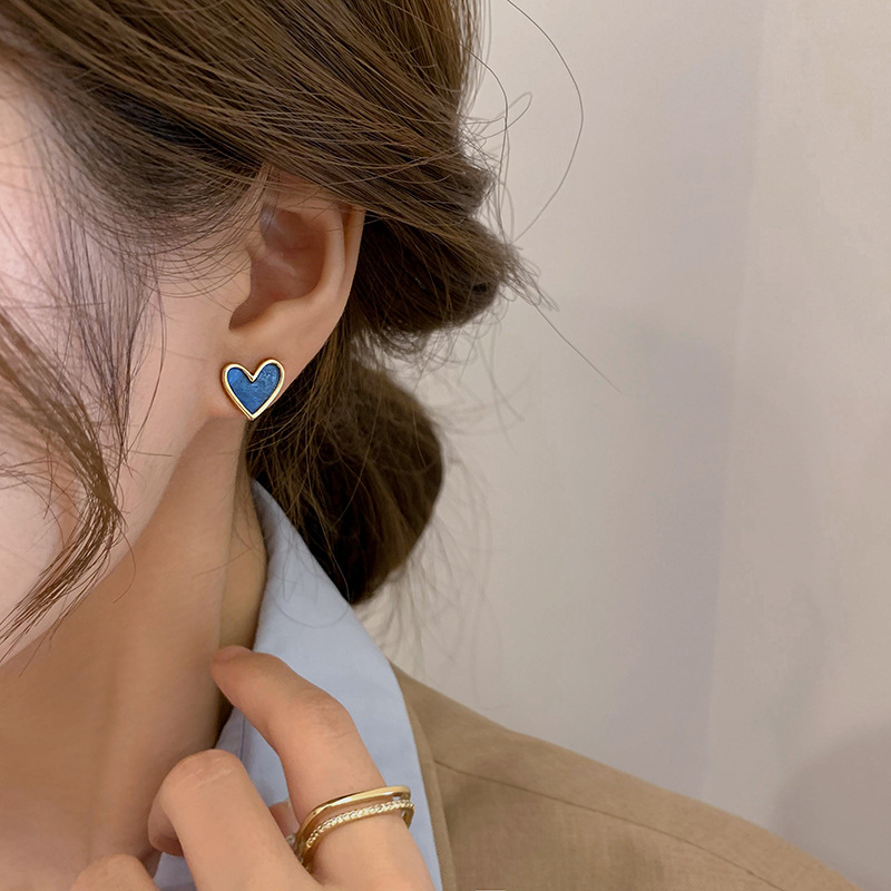 Blue heart-shaped ear clips, no ear piercings, feminine earrings, original design, elegant stud earrings, French earrings, simple and trendy full figure