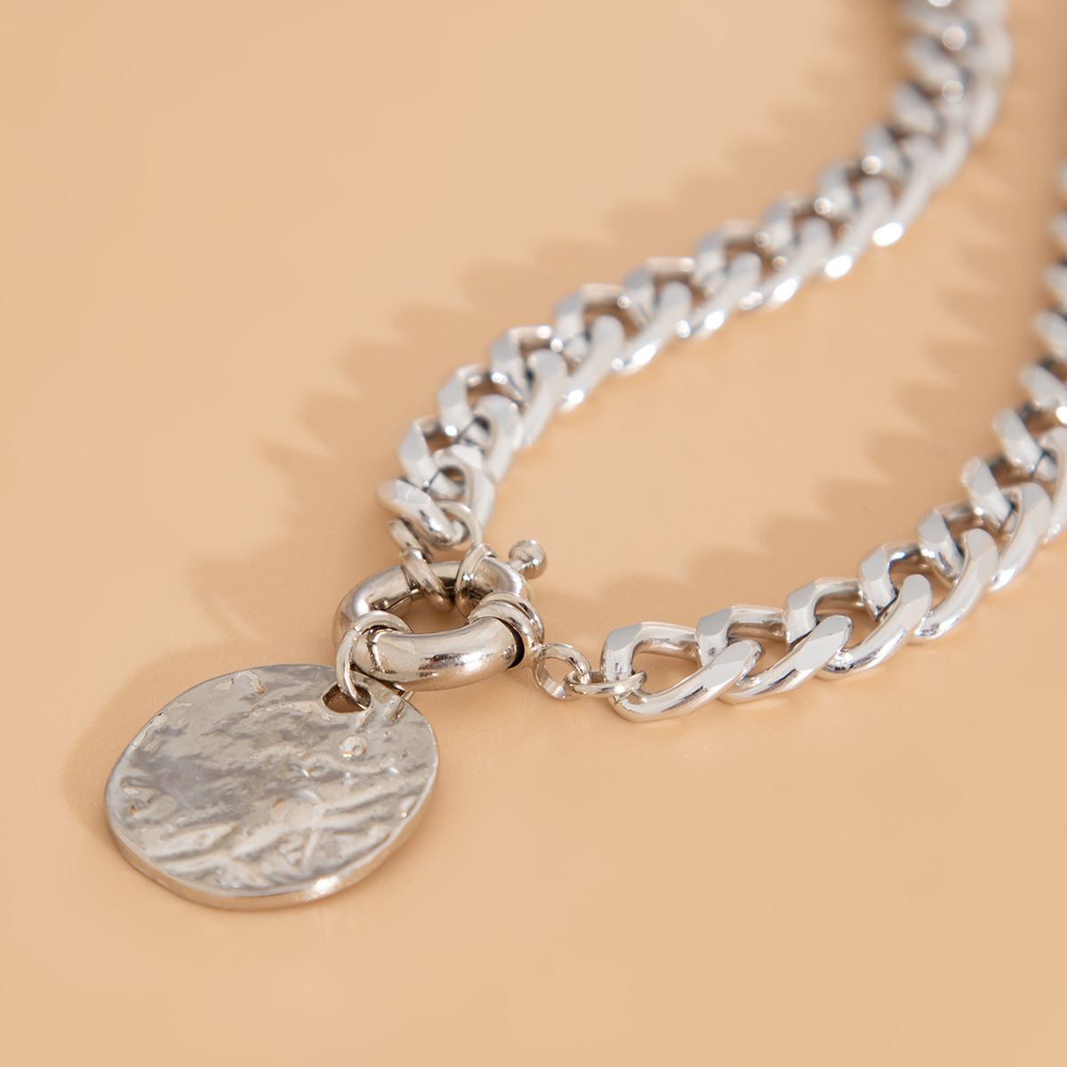 European and American cross-border accessories hip-hop style irregular round plate spring Necklace personality alloy Necklace new style Application Scenario