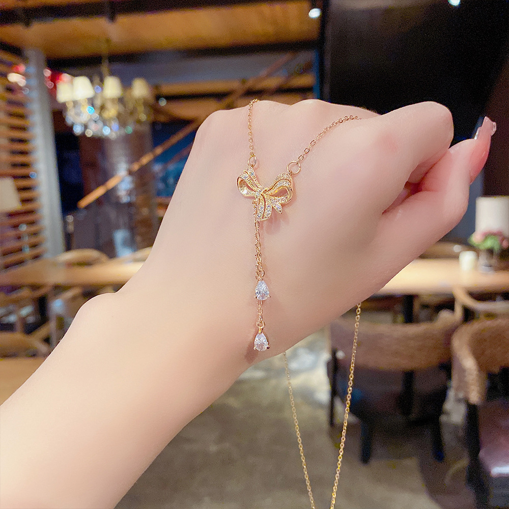 The new 2024 bow, a popular accessory for women, is a light luxury and niche design. It's a couple's necklace and a stylish collarbone chain details Picture