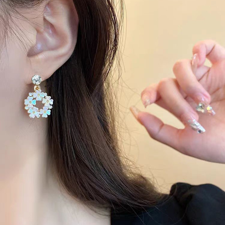 Hyuna style zircon colorful petal earrings and stud earrings, a Korean Internet celebrity on Instagram, are fashionable and sweet flower earrings and earrings full figure