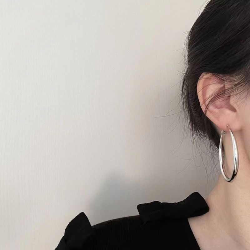 Metal cold style large ear ring earrings, 2025 new trendy stud earrings for women, exaggerated and elegant earrings, simple and versatile details Picture