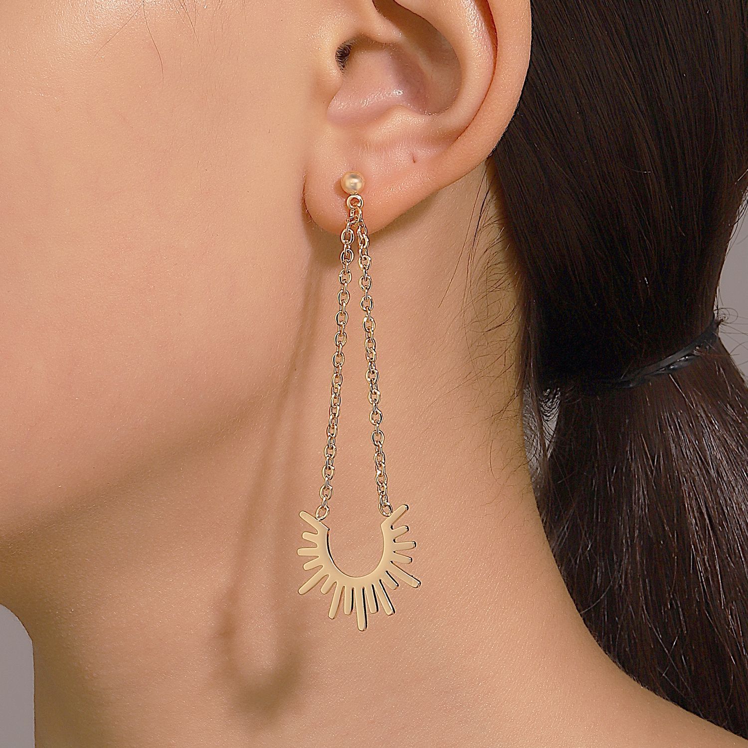 Cross-border new retro sun earrings for women, European and American ins style hollowed-out golden small sun stud earrings wholesale Application Scenario