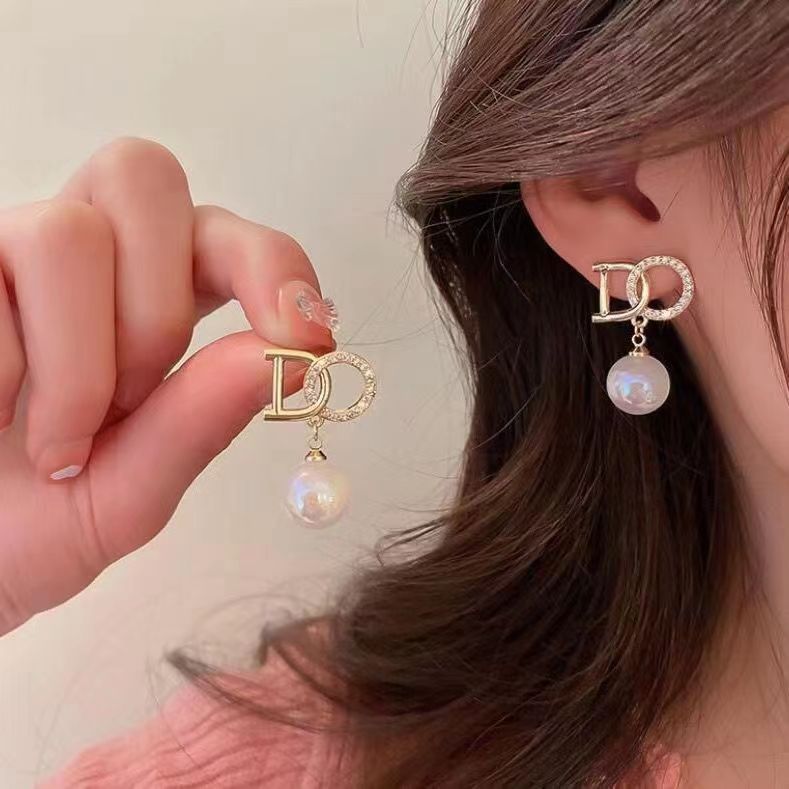 French light luxury high-end chanel-style pearl stud earrings for women, with a trendy and retro, niche fashion design sense full figure
