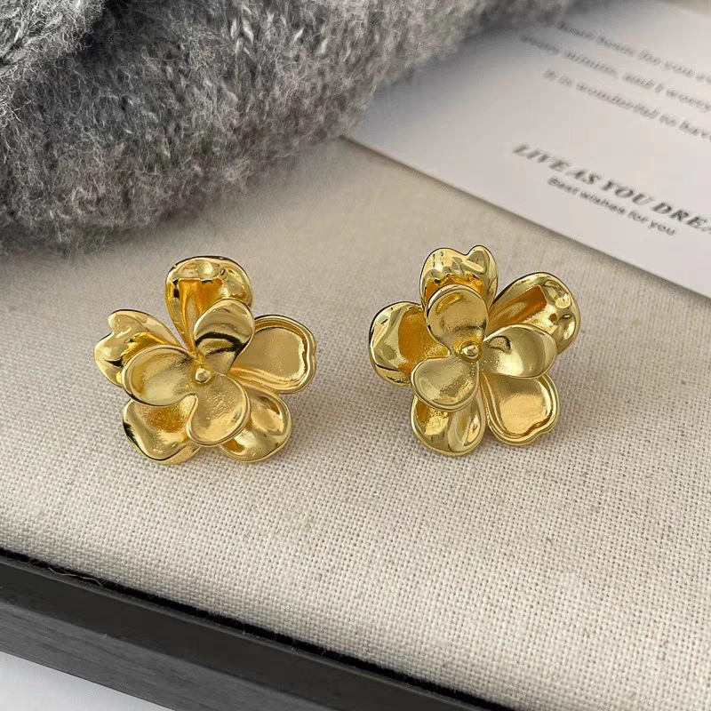 Springtime golden textured flower stud earrings for women, French retro, fresh, fashionable, exquisite and high-end, versatile earrings Specification drawing