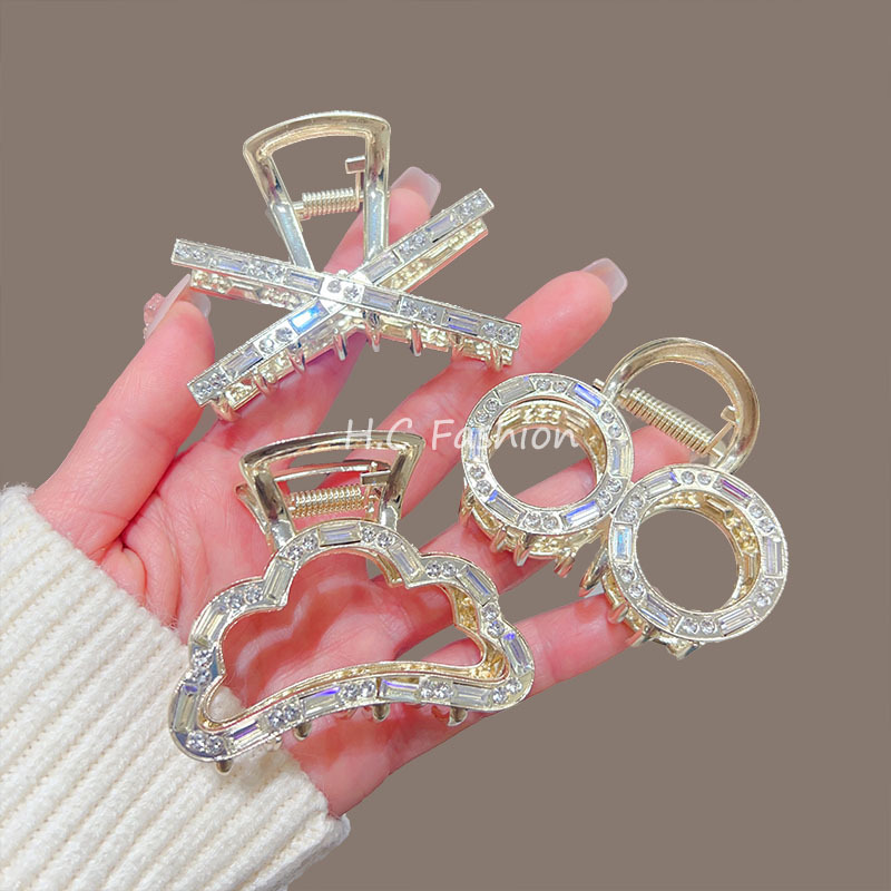 The new French claw clip features a niche and high-end feel. It is a zircon semi-claw hairpin with a fashionable and simple style. It is also a shark clip for the back of the head full figure