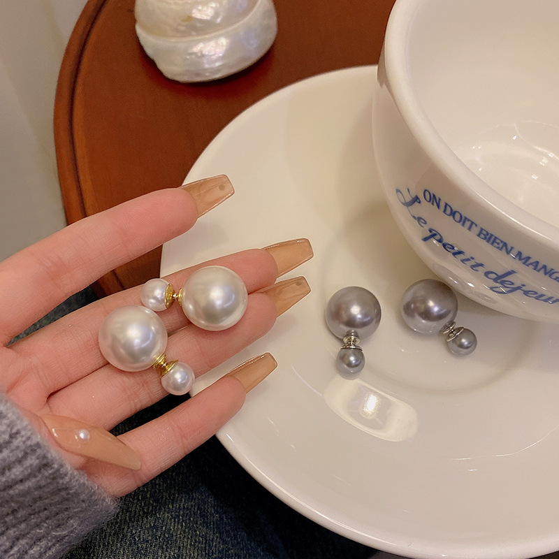 Double-sided pearl stud earrings for women 2024 New bestsellers, simple, niche, high-end design, unique and versatile, elegant earrings Application Scenario