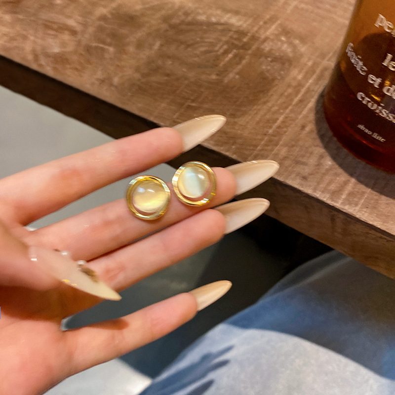 925 Silver Needle Circular cat's Eye Stone Ear studs for Women 2024 New trendy and Niche Design Sense Autumn fashionable and simple earrings full figure