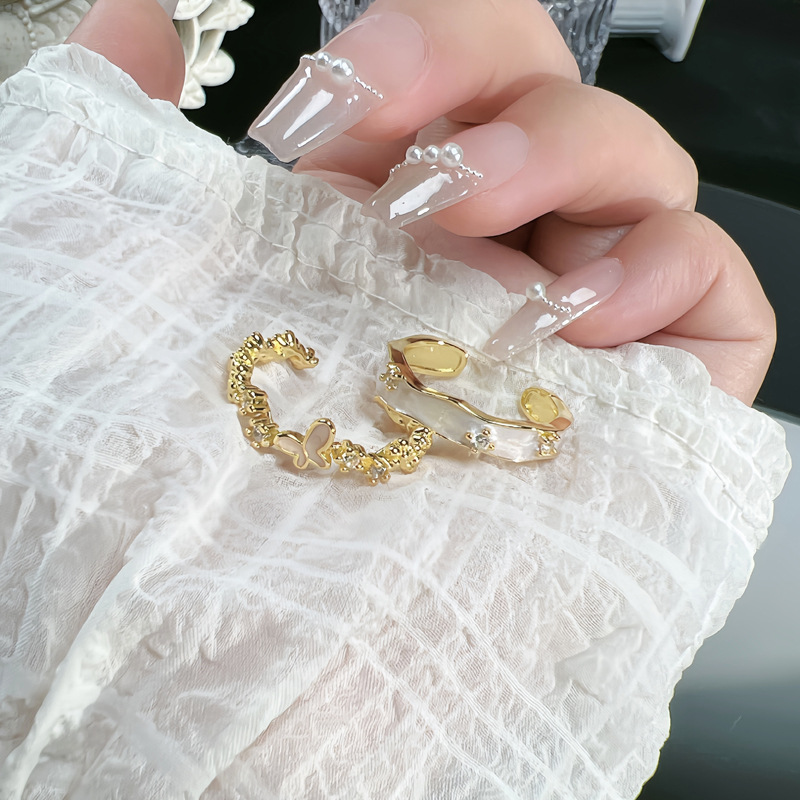 The new 2024 trendy minimalist drip glaze open ring is a niche design for women, exuding a sense of sophistication. It's a sweet and cool butterfly fashion ring full figure