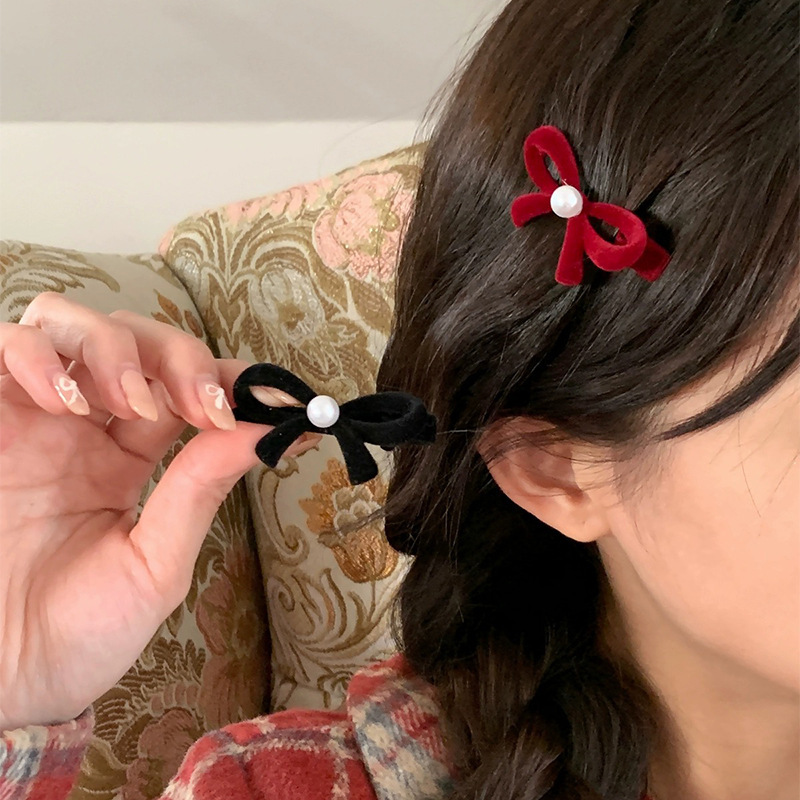 This autumn and winter red bow hairpin is a unique and high-end female hairpin. It can be used for both side and side clips. It's a New Year hairpin with a princess hairstyle Application Scenario