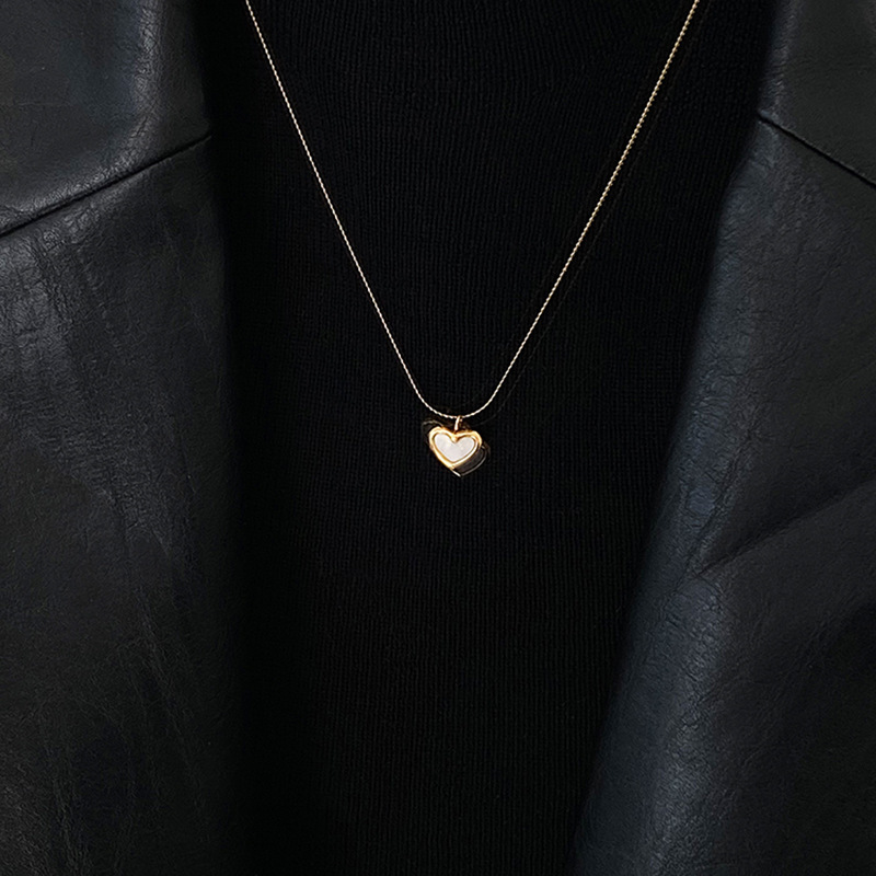 Shell heart titanium steel pendant necklace, sweet and elegant for women, sweater chain, simple and fashionable, versatile collarbone chain Application Scenario
