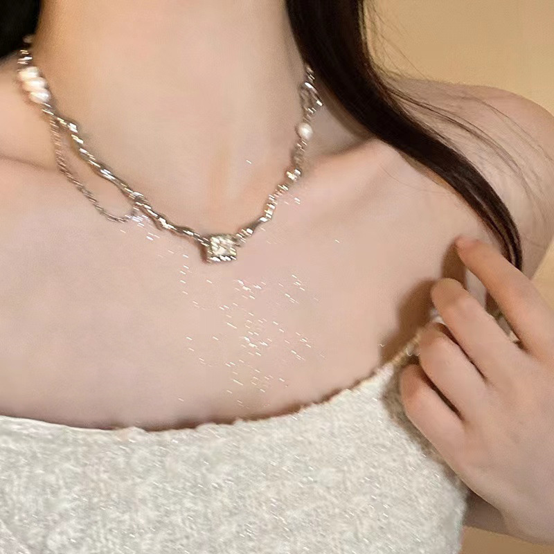 Baroque pearl black zircon necklace for women on Instagram, hip-hop cold style, hot girl collarbone chain, titanium steel, non-fading accessory Application Scenario