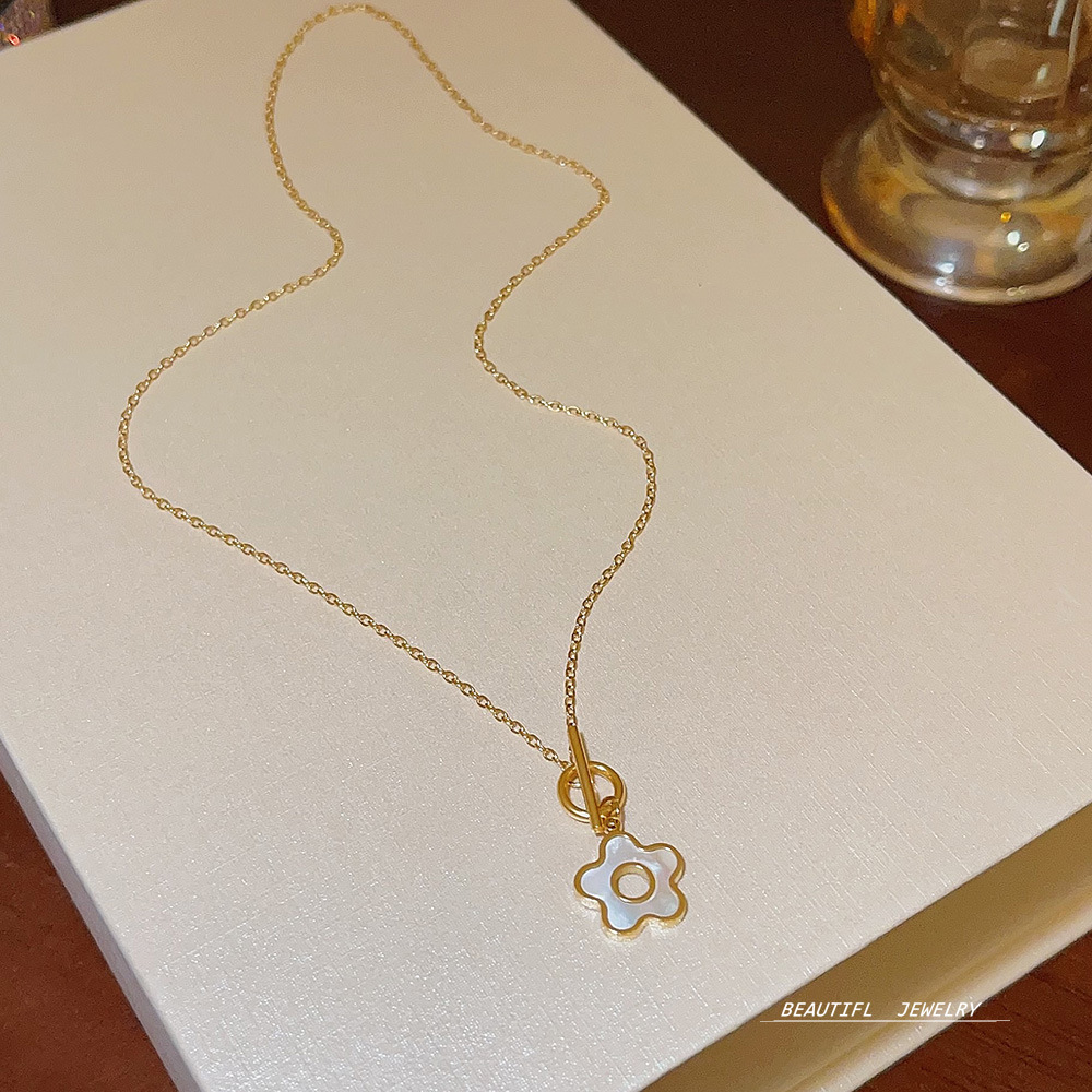 Fashionable flower necklace for women, light luxury and niche, 2025 new bestseller collarbone chain, sweet and simple titanium steel sweater chain full figure