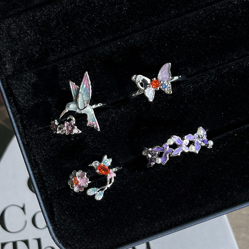 A dynamic and ethereal three-dimensional colorful bird ring for women, a creative and unique sweet and cool butterfly ring with a niche and cold style full figure