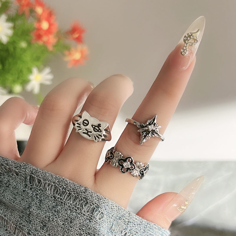 A dark glazed four-leaf clover cross open ring with a unique European and American punk style, a fashionable Saturn cat ring for women Application Scenario