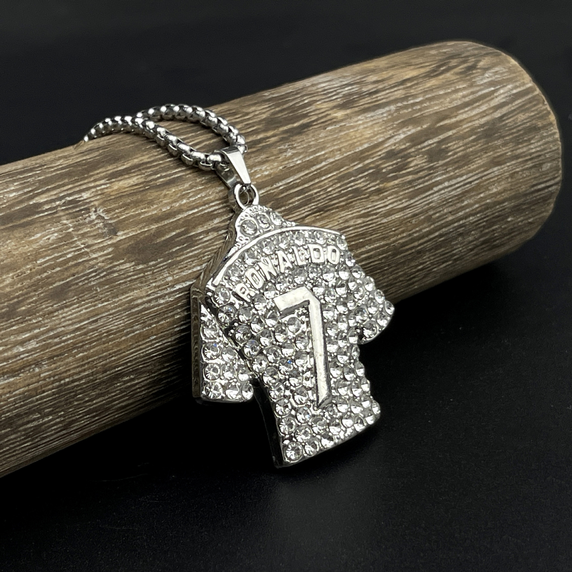 Wholesale of cross-border new European and American hip-hop personality trend No. 7 football jersey pendant three-dimensional men's necklace sweater chain Specification drawing