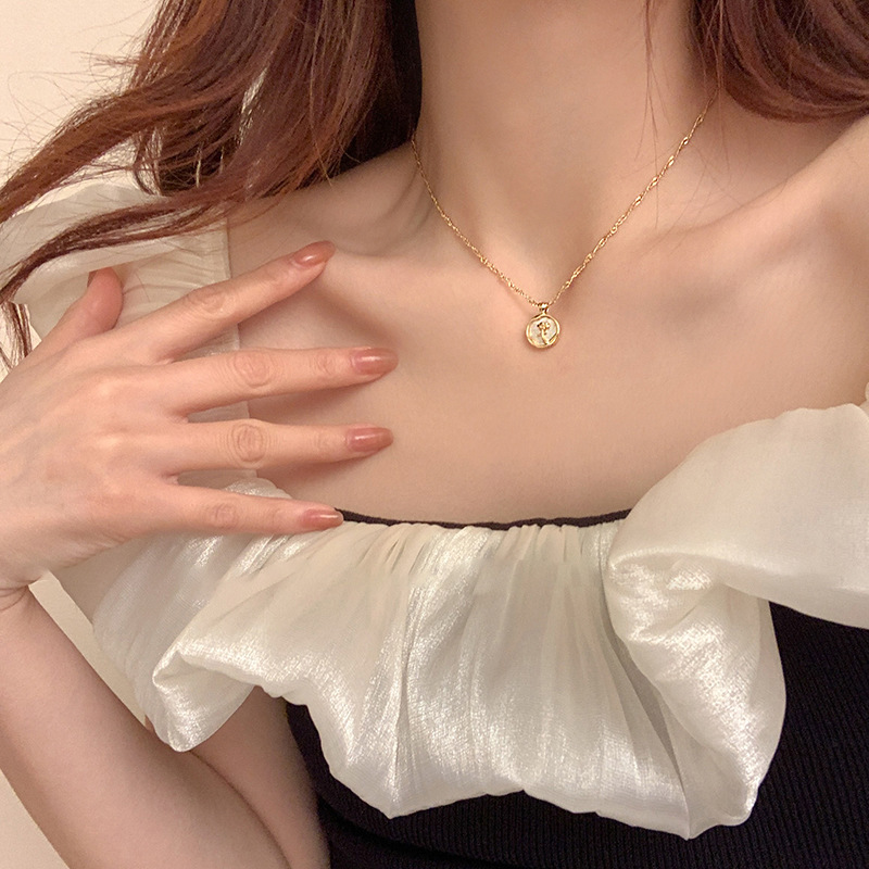 French retro rose necklace with a light luxury design for women, a niche collarbone chain necklace, a new trend in 2023 full figure