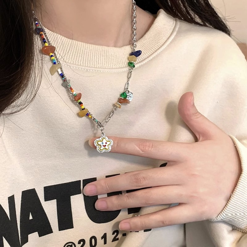 A playful and colorful flower smiling titanium steel necklace for women. Summer dopamine beaded collarbone chain that won't fade Application Scenario