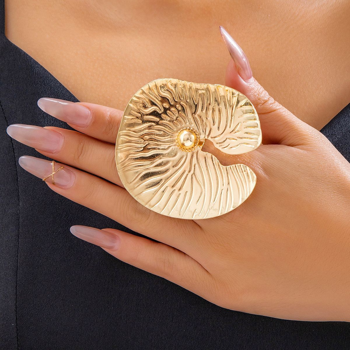 European and American exaggerated punk cyberpunk style metal jewelry, retro lotus leaf large leaf ring full figure