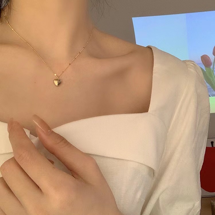The "Heart Necklace" for women's Spring and summer, a light luxury and niche 2023 new collarbone chain design, is a stylish and elegant necklace accessory Specification drawing